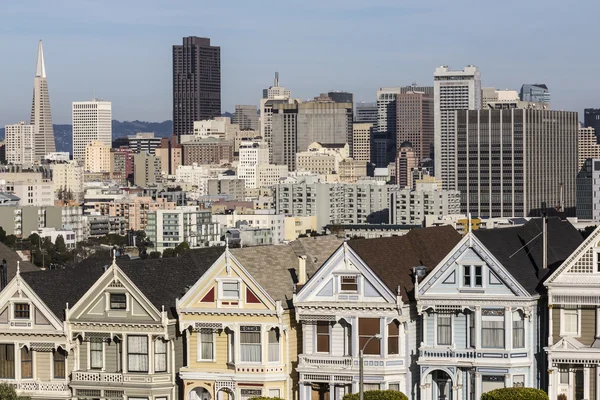 Сан-Франциско Викторианцы и Skyline — стоковое фото