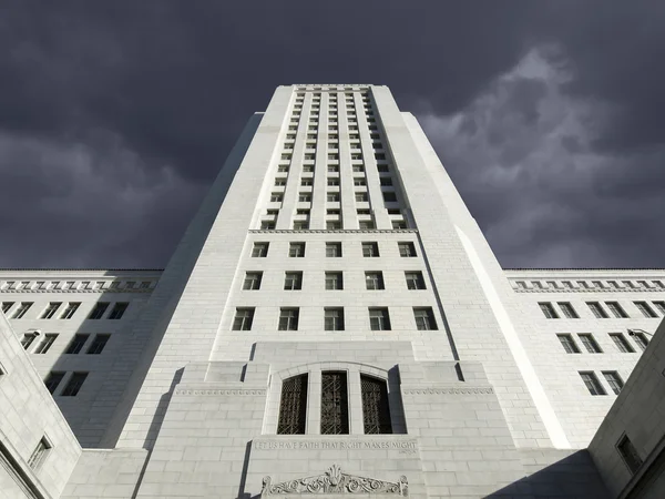 Los angeles city hall met thunder storm hemel — Stockfoto