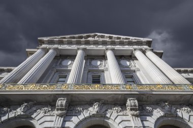Kongre Merkezi ile karanlık fırtına bulutu