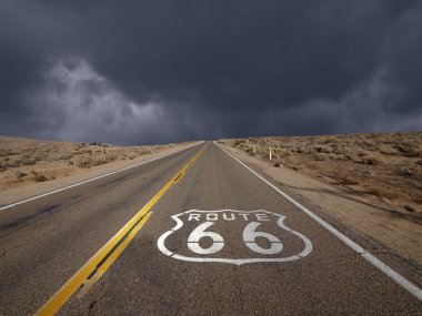 Route 66 mojave çölünde fırtına gökyüzü