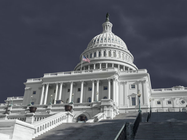 Штормовая погода в здании Капитолия
