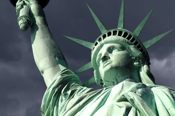 Staty av liberty isoalted på vit — Stockfoto