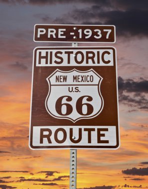 eski rota 66 new mexico işareti ile gündoğumu gök