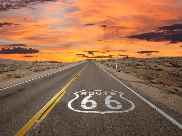 Route 66 kaldırım işaret gündoğumu mojave Çölü — Stok fotoğraf