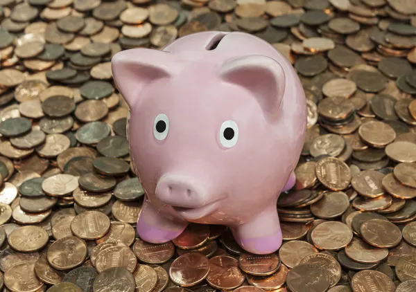 Vintage Piggy Bank na Penny Pile — Fotografia de Stock