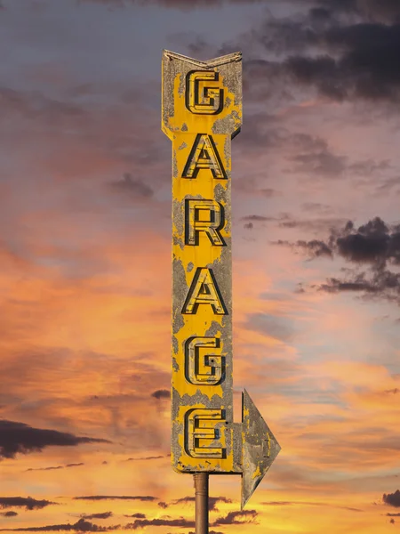 Señal de flecha de garaje de neón vintage con cielo atardecer —  Fotos de Stock
