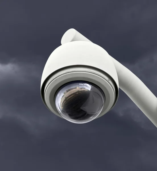 Säkerhet kameran med mörka åska himmel — Stockfoto
