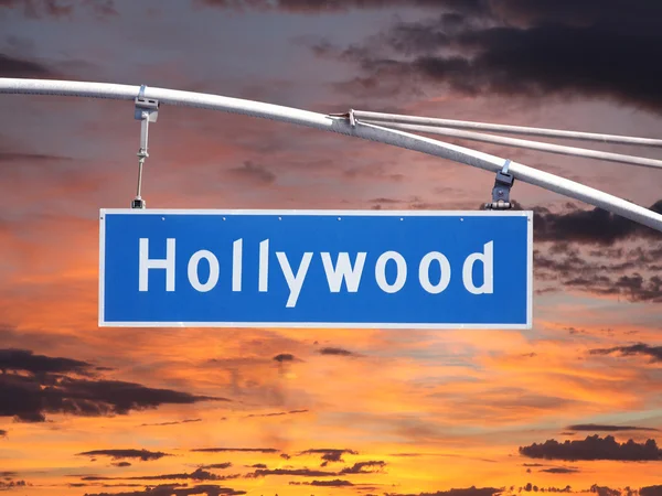 Hollywood blvd overhead vägskylt med solnedgång himlen — Stockfoto