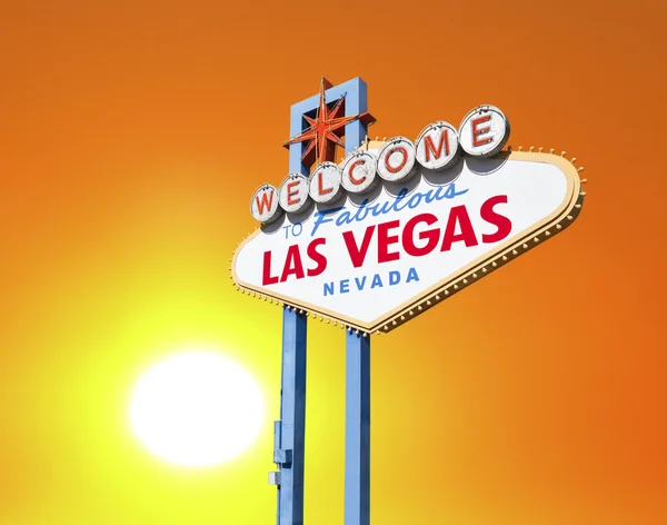 Welkom in las vegas teken met het opzetten van de zon — Stockfoto