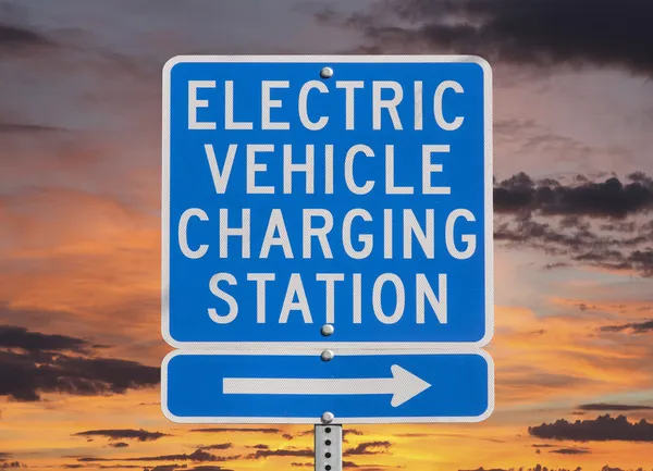 Electric Vehicle Charging Station Sign with Sunset Sky — Stock Photo, Image