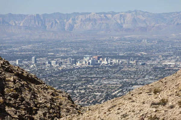 Downtown Las Vegas com Montanhas — Fotografia de Stock