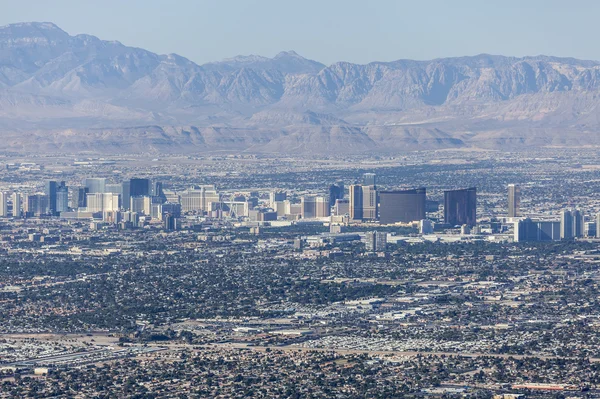 Las vegas strip és piros rock kanyon nemzeti természetvédelmi terület — Stock Fotó