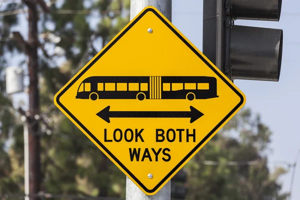 Busque en ambos sentidos señal de advertencia de autobús y tranvía — Foto de Stock