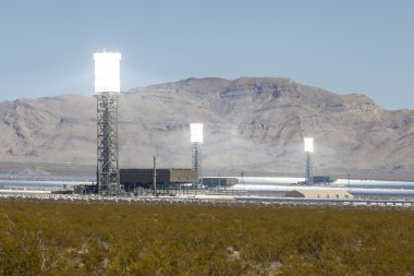 beyaz sıcak mojave Çölü güneş enerjisi kuleleri