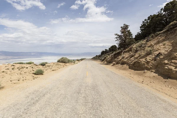 Ferro di cavallo Meadow Road sopra Owens Dry Lake — Foto Stock