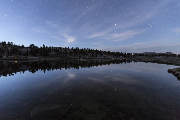 Star reflektioner sierra sjön vildmark — Stockfoto