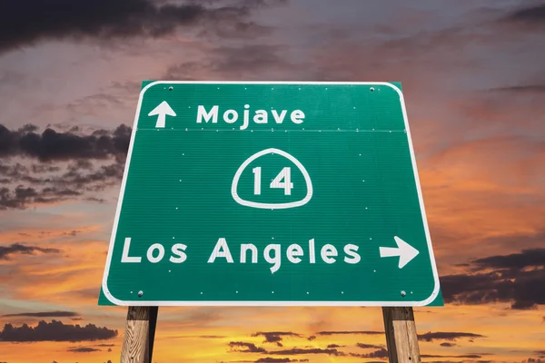 Mojaveöknen freeway tecken till los angeles med solnedgång himlen — Stockfoto