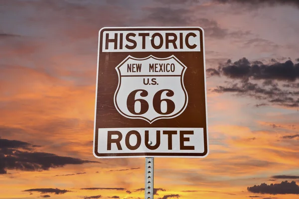 Старая дорога 66 Нью-Мексико Знак с закатом неба — стоковое фото