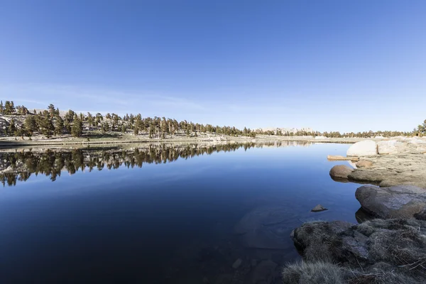 Jezioro High sierra w dorzeczu topoli — Zdjęcie stockowe
