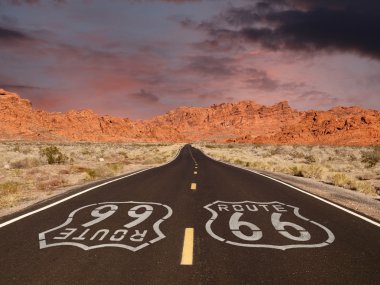 Route 66 kaldırım işareti kırmızı dağ Günbatımı ile