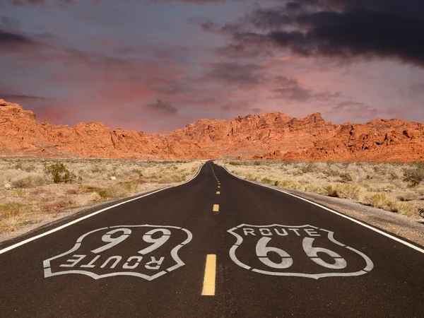 Route 66 Pflasterschild mit rotem Felsen Berg Sonnenuntergang — Stockfoto