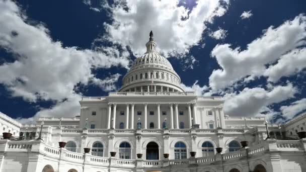 Bâtiment du Capitole des États-Unis avec le ciel temporel — Video