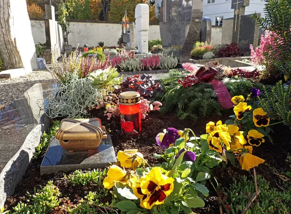 Tumbas Bellamente Decoradas Cementerio Día Todos Los Santos Baviera —  Fotos de Stock