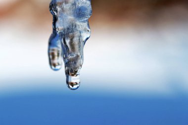 İlkbaharda damlayan bir buz sarkıtı