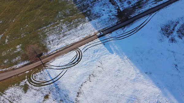 Dron Zdjęcie Białego Samochodu Jadącego Światła Cienia Drodze Zimie — Zdjęcie stockowe