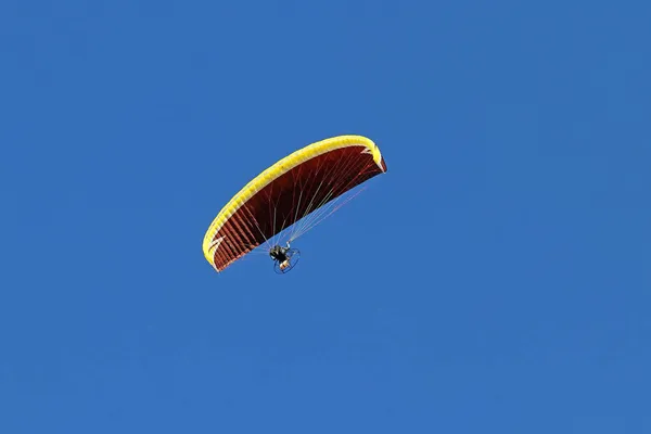 Paramotor Mavi Gökyüzüne Karşı Uçuyor Motorlu Bir Paraglider — Stok fotoğraf