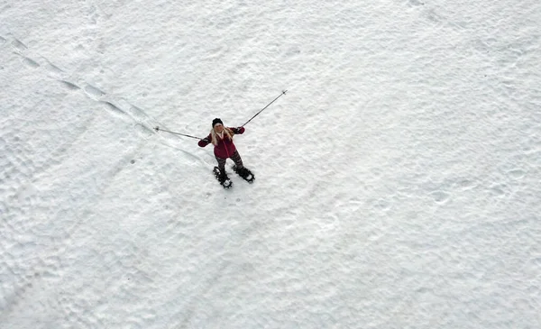 Een Vrouw Wandelt Winter Met Sneeuwschoenen — Stockfoto