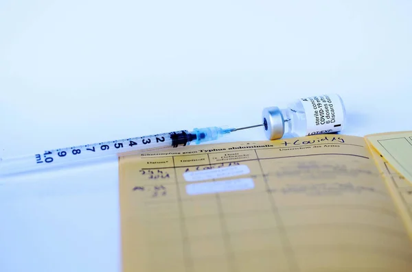 Corona Covid Vaccinatie Met Vaccinatiekaart Injectiespuit Vaccinatiefles — Stockfoto