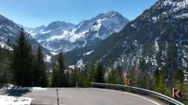 Hahntennjoch yolu ve dağların Tirol Avusturya 'daki kış görüntüleri.
