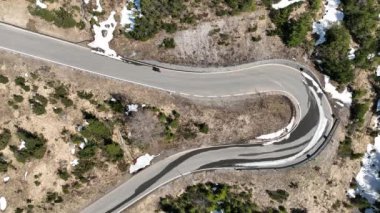 Hahntennjoch yolunun Tirol Avusturya 'da bir bisikletçiyle çekilmiş videosu.