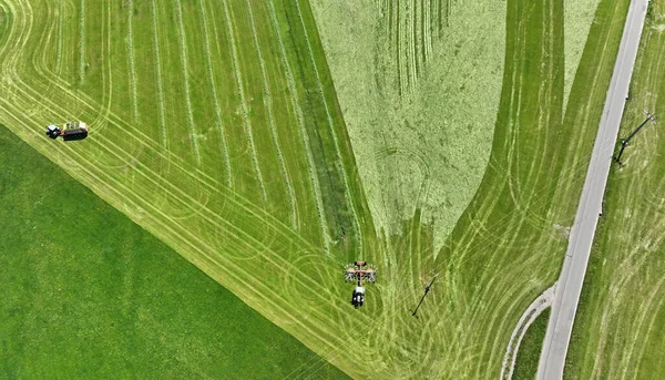 Zdjęcia Lotnicze Dronem Dwóch Ciągników Zbierających Siano Łące Bawarii — Zdjęcie stockowe