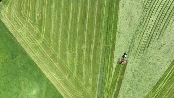 Vídeo Com Drone Dois Tratores Colhendo Feno Prado Baviera — Vídeo de Stock