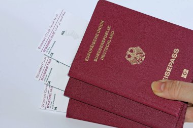 Üç Alman pasaportu ve uçak bileti.