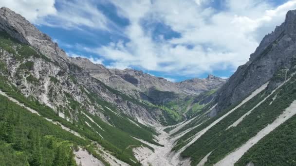 Avusturya Kaya Kayması Heyelan Olan Bir Vadinin Insansız Hava Aracı — Stok video