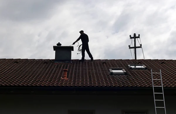 Chimney Sweep Cleans Chimney House Roof — Stock Photo, Image
