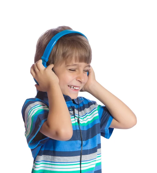 De jongen luistert naar muziek op de hoofdtelefoon. isoleren op wit. — Stockfoto