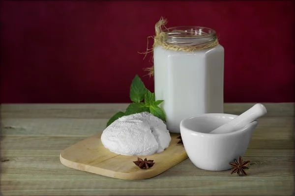 Natura morta con formaggio e latte — Foto Stock