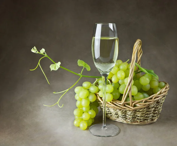 ワインとブドウのある静物画 — ストック写真