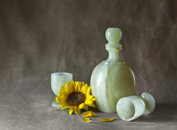 Zátiší slunečnic, džbán a sklenice — Stock fotografie