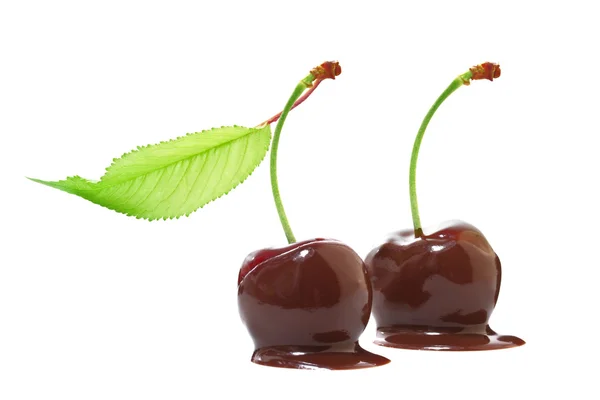 Cerejas em chocolate em um fundo branco — Fotografia de Stock