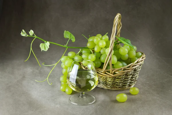 ワインとブドウのある静物画 — ストック写真