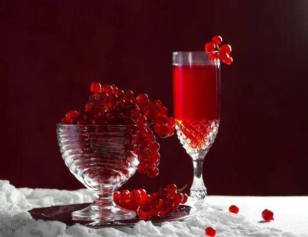 Stilleben med röda vinbär — Stockfoto