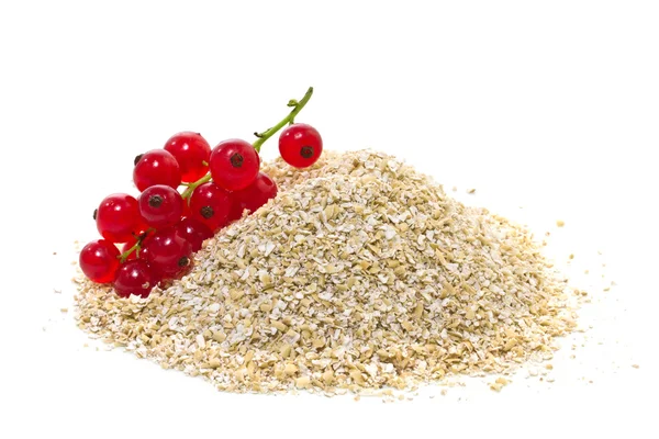 Salvado de avena con grosellas rojas sobre fondo blanco — Foto de Stock