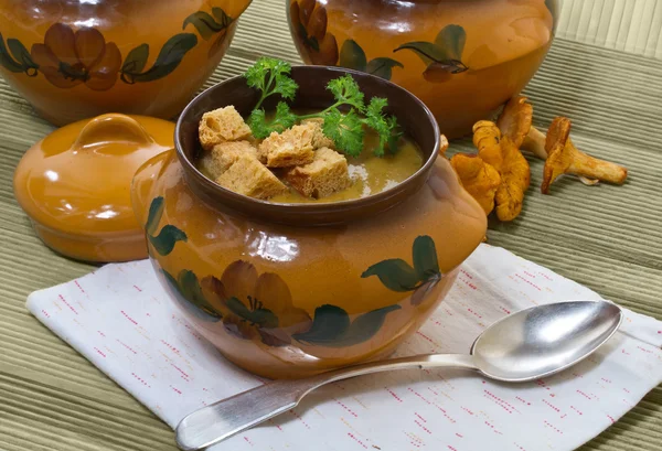 Chanterelle soup puree served with croutons — Stock Photo, Image