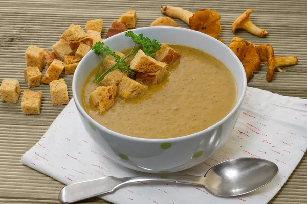 Пюре из супа "Шантерель" с гренками — стоковое фото