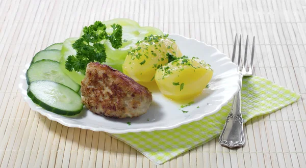 Gekookte aardappelen met hamburger en groenten — Stockfoto